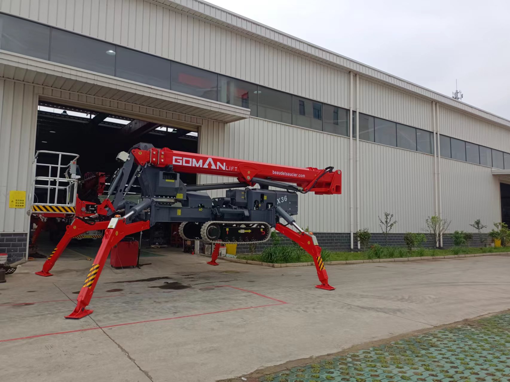 Spider Lift vs Straight Boom Lift: Which Aerial Platform Is Better
